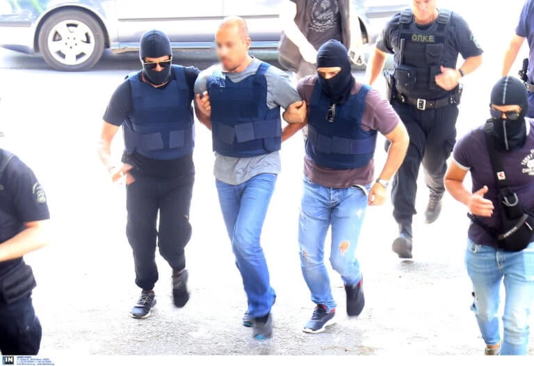 Αυτοί είναι οι ληστές του ΑΧΕΠΑ – Εικόνες από τη μεταφορά τους (βίντεο)